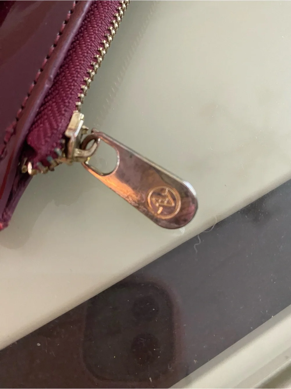 🌸 Adrienne Vittadini Glossy Burgundy Card Wallet with Zip